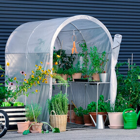 Cultivamos nuestras propias verduras en este invernadero de Ikea con el que montar un completo huerto urbano
