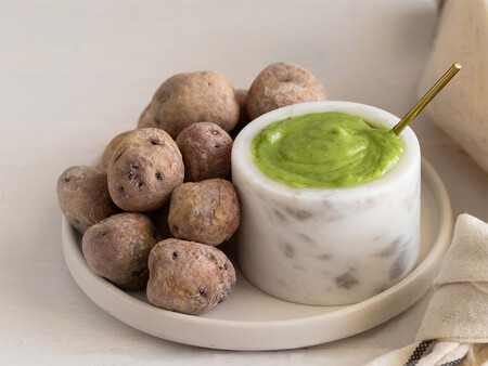 Mojo verde: qué es, cómo se hace esta popular salsa canaria y en qué recetas la podemos usar