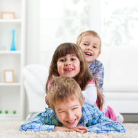 Carta a mi hija mediana, la bebé que creció de golpe y ha roto con los tópicos asociados a los hijos del medio