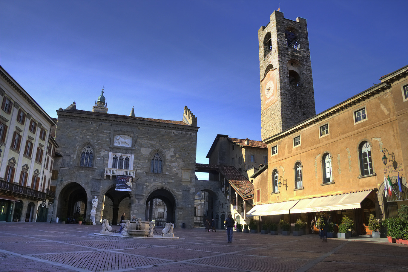 Descubriendo la Ciudad Alta de Bérgamo: la torre Campanone