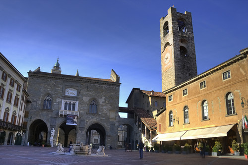 Descubriendo la Ciudad Alta de Bérgamo: la torre Campanone