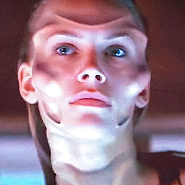 Esta peli de ciencia ficción pasó por taquilla como un bodrio erótico-alienígena en 1995, pero su verdadero pecado fue desaprovechar al creador de Alien