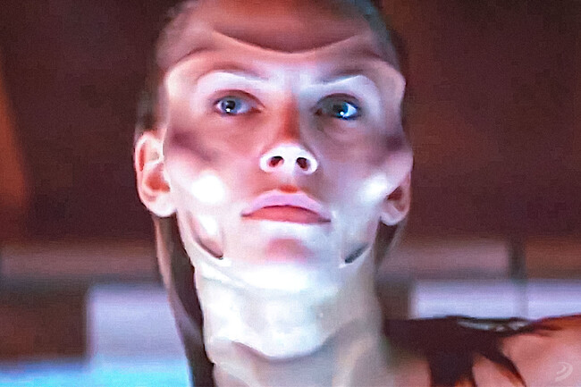 Esta peli de ciencia ficción pasó por taquilla como un bodrio erótico-alienígena en 1995, pero su verdadero pecado fue desaprovechar al creador de Alien