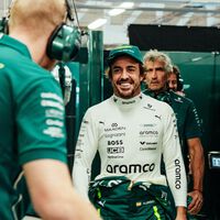 Fernando Alonso tenía un pie fuera de la Fórmula 1. Resulta que el mayor aspirante a su asiento está vetado de Aston Martin por unos insultos