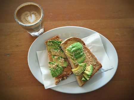 Avolattes, la historia de los lattes dentro de aguacates