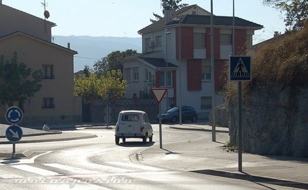 Renault 4L en una rotonda