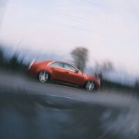 La ciencia lo confirma: nos mareamos más en los coches eléctricos porque nuestro cerebro se ha acostumbrado a los de gasolina