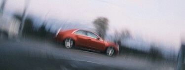 La ciencia lo confirma: nos mareamos más en los coches eléctricos porque nuestro cerebro se ha acostumbrado a los de gasolina