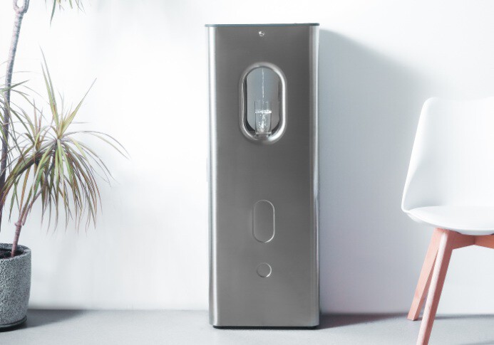 Convertir el aire de casa en agua mineral parece magia, pero este dispensador promete obtener hasta 10 litros al día