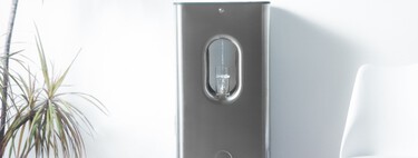 Convertir el aire de casa en agua mineral parece magia, pero este dispensador promete obtener hasta 10 litros al día