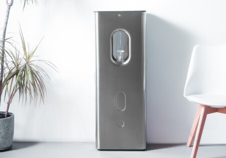 Convertir el aire de casa en agua mineral parece magia, pero este dispensador promete obtener hasta 10 litros al día