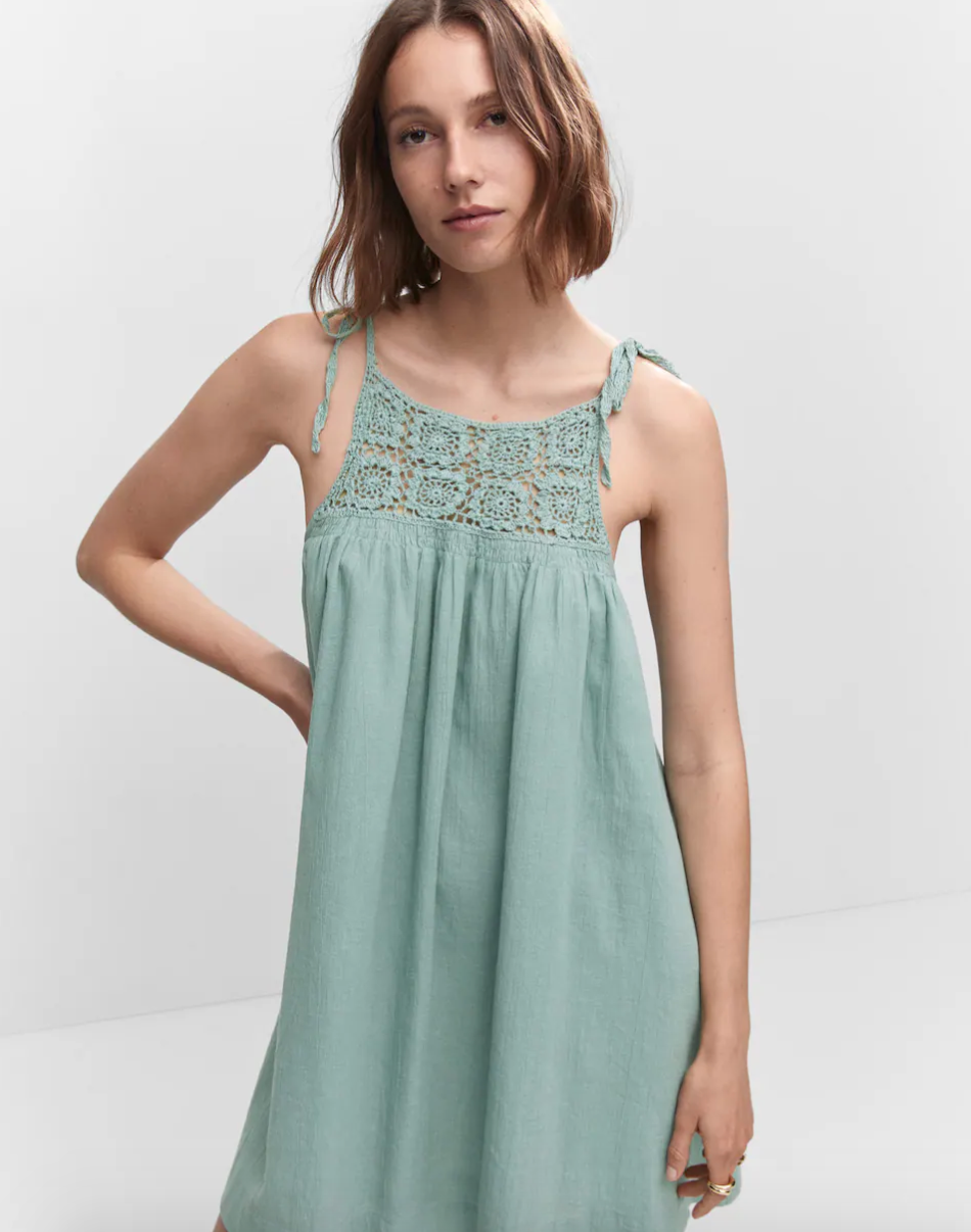Vestido verde con escote de crochet