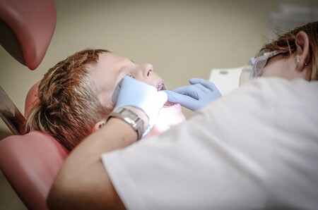 Tratamiento de caries en niños bajo sedación profunda: en qué consiste y en qué casos se recomienda