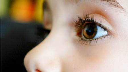 La emotiva historia de Dulce, una niña con parálisis cerebral que aprendió a hablar con la mirada gracias a la tecnología