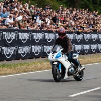 ¿Pensabas que Carl Fogarty estaba acabado? Pues ha vuelto para ganar en Glemseck con una Triumph Thruxton