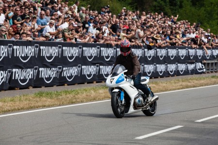 ¿Pensabas que Carl Fogarty estaba acabado? Pues ha vuelto para ganar en Glemseck con una Triumph Thruxton