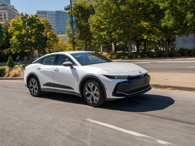 La leyenda del Toyota Crown continúa con la pila de combustible de hidrógeno y la batería de electrolito sólido 