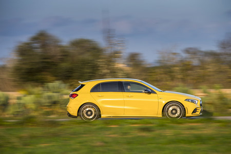 Mercedes-AMG A35 lateral