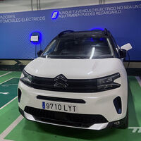 Cargar un coche eléctrico fuera de casa es un lío, pero puedes hacerlo gratis. Te contamos todos los sitios donde recargar por la patilla