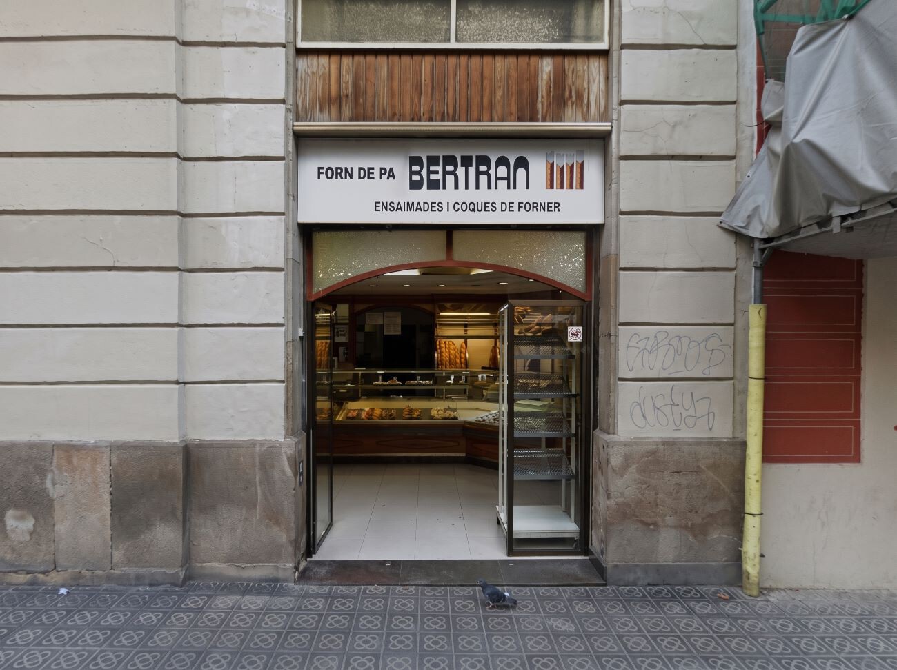 Fachada cerrada de una panadería tradicional en el barrio del Eixample de Barcelona