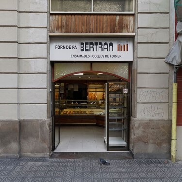 Una panadería de Barcelona, cerrada tras 70 años por culpa de la burocracia: “Si se vendiera a una gran empresa, podrían tenerlo cerrado los meses necesarios; nosotros no” 