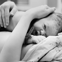 Un cinturón 'piel con piel' en las ambulancias de Madrid permite que la madre y su bebé viajen pegados tras un parto de urgencia