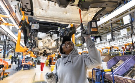 Operario Fabrica De Coches En EEUU