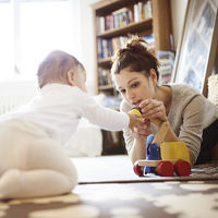 ¡Juega con tu bebé! Al jugar juntos, sus cerebros se sincronizan y comienzan a "comunicarse" entre ellos