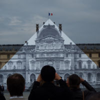 Cómo se ha hecho desaparecer la Pirámide del Louvre (vídeo)