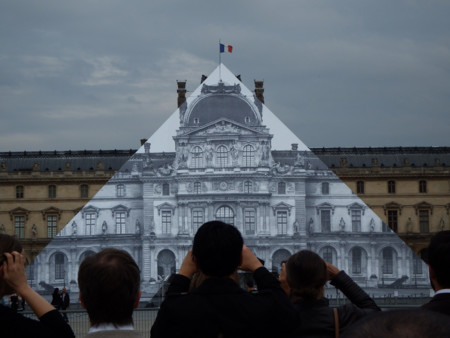 Cómo se ha hecho desaparecer la Pirámide del Louvre (vídeo)