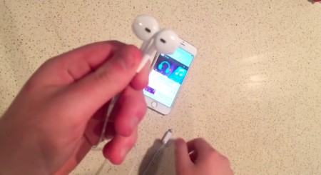 Aparecen en vídeo unos posibles EarPods oficiales con conector Lightning, y funcionan perfectamente