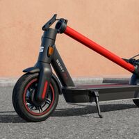 El patinete eléctrico SEAT MÓ eKickScooter 65 tiene un precio de 799 euros, porque 65 km de autonomía se hacen pagar