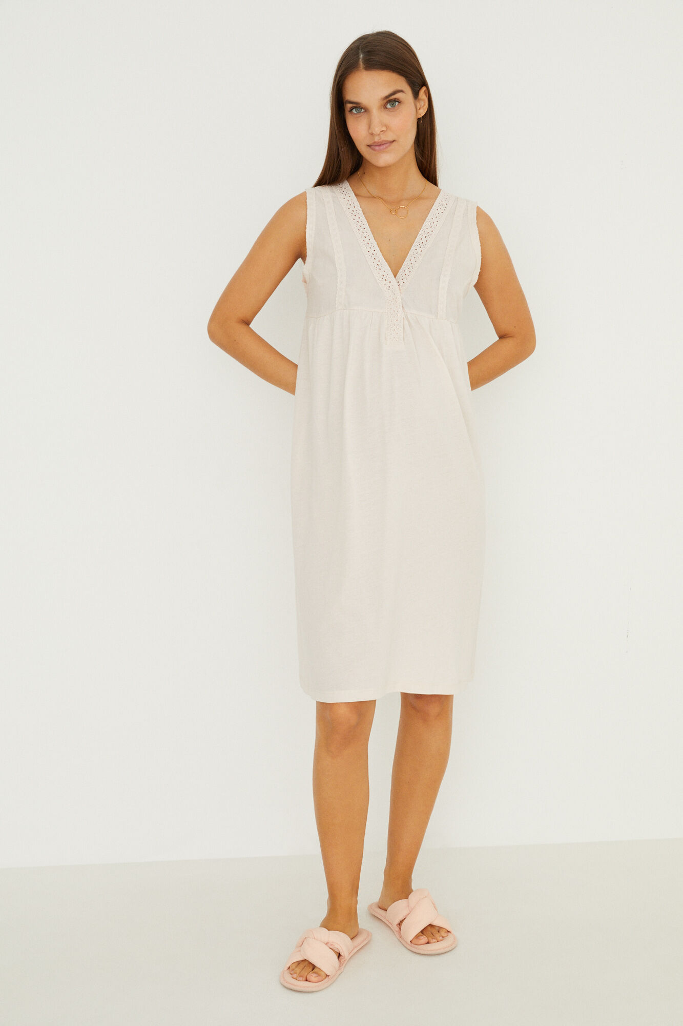 Camisón martenity midi liso en delicado color rosa con tirante ancho y detalle de blonda en escote, que le aporta el toque a tu look mamá.