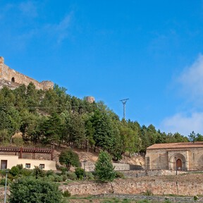 El pueblo ideal para comer lechazo y ver el eclipse solar en un castillo medieval: está en Palencia y hace fresco por las noches 