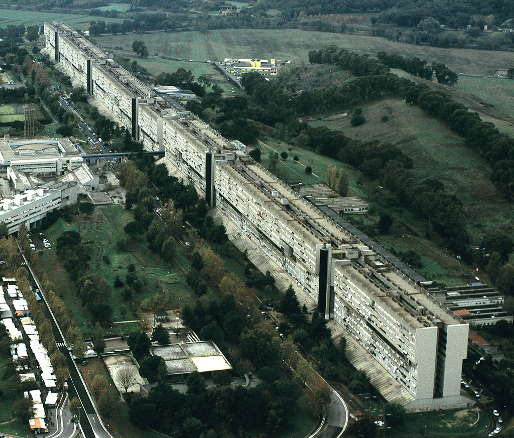 En 1972 Italia quiso meter una ciudad entera en un edificio de un kilómetro. Medio siglo después sigue pagando las consecuencias