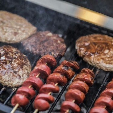 La técnica infalible para cocinar los mejores perritos calientes en la barbacoa que conoce cualquier científico 