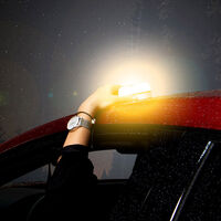 No tires los triángulos. Las luces V16 conectadas de la DGT solo servirán dentro de España