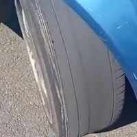 Pillan a un conductor haciendo eses y con neumáticos lisos, da positivo en todas las drogas y alega que iba "mirando los árboles"