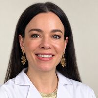 Helena Rodero, farmacéutica: "Aplicar el acondicionador en seco antes del champú, de medios a puntas, es recomendable para los cabellos delicados y sin brillo" 