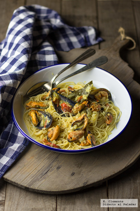 Espaguetis con mejillones y salsa de curry. Receta de pasta muy fácil para salir de la rutina