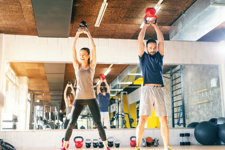 ¿Más peso o más repeticiones? Esto es lo que tienes que hacer en el gimnasio dependiendo de tu objetivo