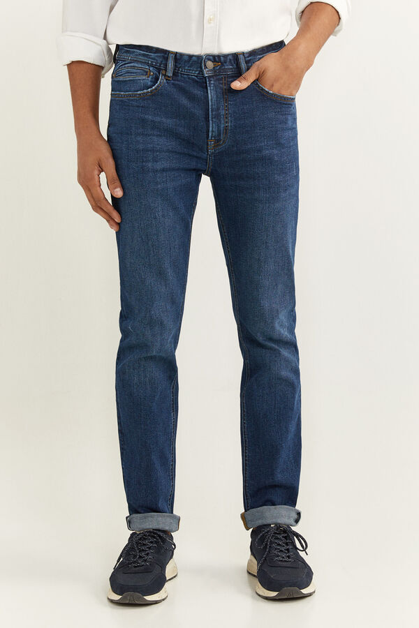 Jeans corte slim con detalle de lavado en color semi oscuro