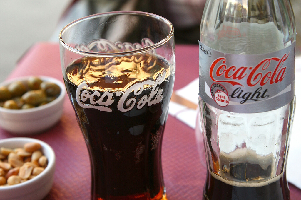 Odisea en el pasillo de los refrescos: por qué beberse una Coca-Cola Light en pleno 2026 es misión imposible 