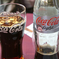 Odisea en el pasillo de los refrescos: por qué beberse una Coca-Cola Light en pleno 2026 es misión imposible 