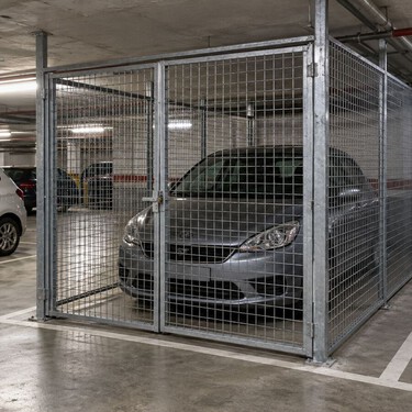 El propietario de una plaza de garaje cierra su espacio con una jaula metálica sin permiso: el artículo 7.1 de la Ley de Propiedad Horizontal marca el límite 