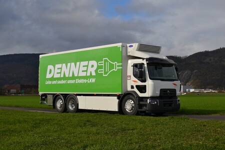 El Renault D Wide Z.E. es el primer camión eléctrico con paneles solares de Renault, y ya trabaja abasteciendo supermercados