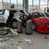 Un Hyundai Tucson se estrella en un concesionario y destroza uno de los Ford Mustang más raros y caros de la historia