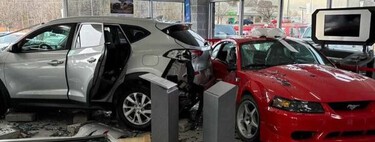 Un Hyundai Tucson se estrella en un concesionario y destroza uno de los Ford Mustang más raros y caros de la historia