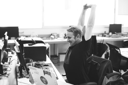 Tres estiramientos que puedes realizar en el trabajo sin paralizar tu jornada laboral