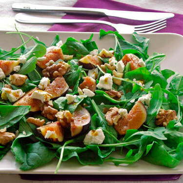 Ensalada de higos, queso de cabra y nueces con vinagreta de melaza: receta para ir preparando el otoño